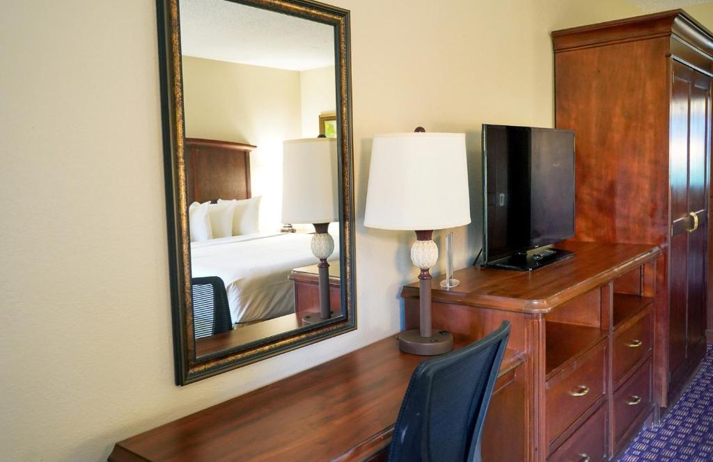 Rosen Inn at Pointe Orlando - Sun Tours Orlando
