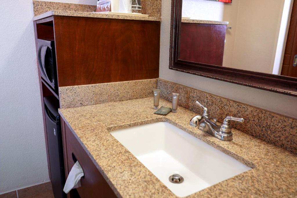 Rosen Inn at Pointe Orlando - Sun Tours Orlando